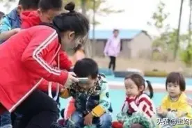 4岁女儿放学回家，用手抓裤子说不能尿尿，脱下裤子妈妈就炸了图片