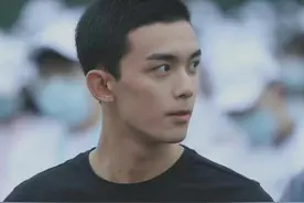 北影开学仪式好隆重！吴磊丁程鑫两大顶流亮相，穿T恤吴磊更爷们图片