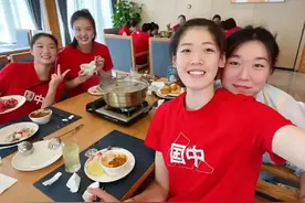 中国女排李盈莹张常宁吃火锅很开心，球迷：她们吃的肉都是特供吧图片