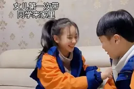 女儿第一次带男同学回家，爸爸一脸醋意，网友：白菜被拱了图片