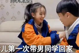 女儿第一次带男同学回家，爸爸一脸醋意，网友：白菜被拱了图片