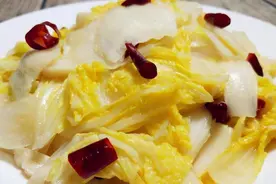 炒大白菜时，不要直接下锅炒，做好3点，白菜吃着又脆又嫩图片