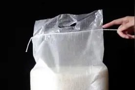 拆面粉袋和米袋子别用剪刀了，教你一拉线就开的小方法，太方便了