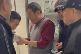 杨议哥哥罕现身，4人和父亲杨少华宛若复制！干兄弟和郭德纲同辈图片