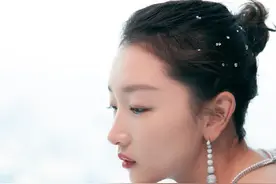 周冬雨 丸子头点缀星空发饰梦幻甜美，美出新高度图片