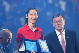 朱婷已有了绯闻男友？女排最帅男陪练，郎才女貌被球迷喊话在一起图片