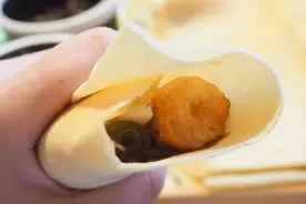 煎饼卷大葱，是对山东人最大的误解！给一张煎饼能卷了整个世界图片