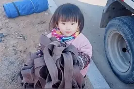 2岁女儿陪着爸爸跑货运，懂事得让人心疼 新时报独家对话“单亲奶爸”图片