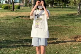 超短裤已经OUT了！今夏流行“五分裤”，随便穿一件T恤就很好看图片