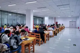 复旦经院不招学硕，而专硕学费超10万，“穷人”孩子学不起金融了图片