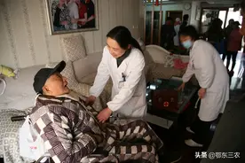 村子里一老人卧床后子女轮流照顾，过世后为何子女们不再往来？图片