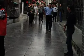 五一安康石泉游玩，大雨的夜晚，只能夜宿街头的车里图片