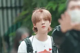 鹿晗发型软萌成奶狗，爷们也能这么软！关晓彤快接他放学回家！图片