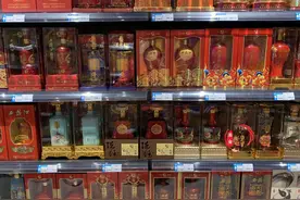 买白酒时，瓶身有这一行代码，都不是粮食酒，不管多大品牌，别喝图片
