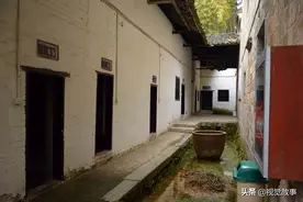 山村老屋占地3000多平米，父子接力守护，看为啥在里面放3口大缸图片