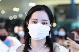 欧阳娜娜对自己身材真自信！吊带搭短开衫太显胖，不是谁都能驾驭图片