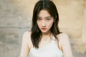 关晓彤生日穿短裙与闺蜜蹦迪，失去十级瘦身特效后，这身材真绝了图片