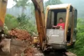 7岁男孩开挖掘机，网友：人才啊！民警找上门了图片