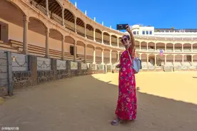 西班牙有座“悬崖之城”，建有最古老的斗牛场，形似中国客家围屋图片