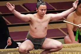 日本最能输的23岁相扑力士，拥有3胜238败的战绩，实现另类传奇…图片