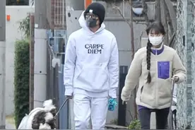 木村拓哉和长女遛狗，卫衣显年轻二人像兄妹，心美绑麻花辫晒细腿图片
