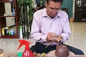 “三英战吕布”“貂蝉拜月”......小小泥巴在他手中有了生命力！图片