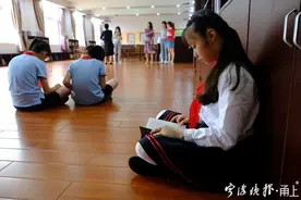 图书室、操场、教室…宁波各个学校随处可见“席地而坐”区图片
