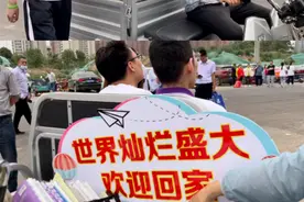 高考后，衡中张锡峰被20万轿车接走，网友：原来我才是“真土猪”图片