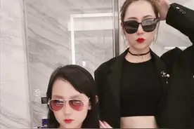白冰母女罕同框！戴墨镜穿露脐装扮酷，7岁女儿身高已过妈妈肩膀图片