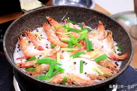 鲜虾，用水煮鲜味就跑了！老渔民教你1招，虾肉鲜香滑嫩不腥不柴图片