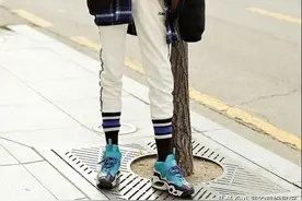 最近火了一种穿法，叫“袜子裹裤子”！显高又保暖，小个子也爱了图片