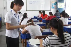 高考时为啥监考老师频繁喝水，原因并非是单纯口渴，其中另有蹊跷图片