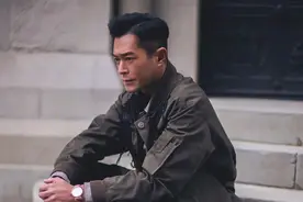 这些年他晒黑后，头是不是越变越大了？图片