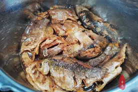 酱香小酥鱼，鱼刺炖得绵软不用吐刺，孩子吃鱼家长不必担心了图片