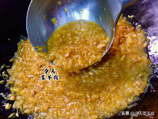 二伏吃面，东北人最爱的却是酸菜肉末打卤面，面条筋道，卤子鲜香