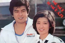 山口百惠三浦友和设想的婚姻：超越时间与置身事外微笑着的两个人图片