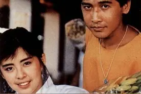 王祖贤同框齐秦港式风情穿搭，30年前穿过的牛仔外套，现在也很潮图片