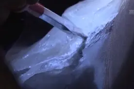 攀山排石、钻洞凿冰……阴山脚下“打冰人”这样守护草原高铁图片