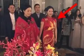 最“年轻”婆婆走红，婚礼当天成C位，新娘表情黑脸亲家母难堪图片