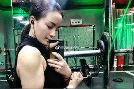 26岁“麻辣幼师”身材太惹火，网友：想回幼儿园复读图片