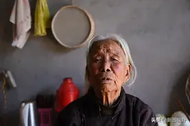 100岁奶奶，生7个孩子，现五世同堂，90岁戒酒，比年轻人还自律图片