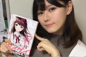 日本漫画家大都不爱露脸，但也有例外，比如这位美女本子画师图片