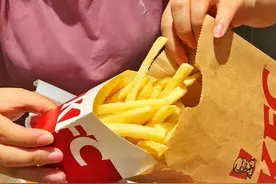 吃肯德基，把番茄酱挤在餐盘上是外行，其实薯条盒上是有机关的图片