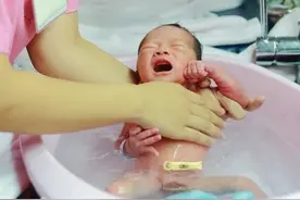 “我很怕宝宝掉水里”如何给新生儿宝宝洗好澡，这7点父母需知道图片