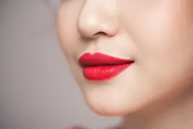 夏日嘟嘟唇养成指南，N种保养方法拯救美唇，给你盛夏好唇色图片