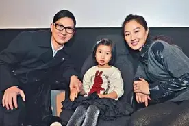 张家辉妻女罕曝近况！14岁女儿疑到叛逆期，还不耐烦拨开老妈手图片