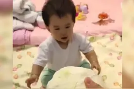 为解放双手，宝妈丢给娃一个包菜玩，获网友高赞：手撕包菜的由来图片