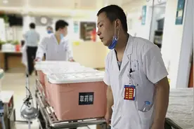 暴雨中抢出1万多名病人，爬27楼到腿软，医生曝光抢险细节图片