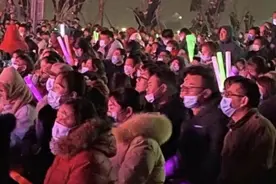 63岁潘长江现身小县城，场下座无虚席，观众为见其爬树太热情图片