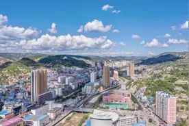 甘肃庆阳市一个县，县城位于三河交汇处，拥有三条高速公路图片